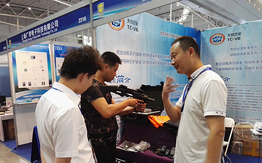 天創萬安總經理給客戶介紹產品 天創萬安總經理給客戶介紹產品